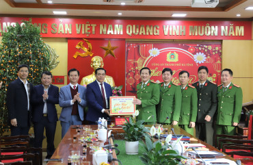 Chủ tịch UBND tỉnh chúc mừng năm mới Công an Thành phố Hà Tĩnh